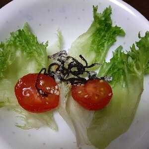 レタスとトマトの塩昆布サラダ